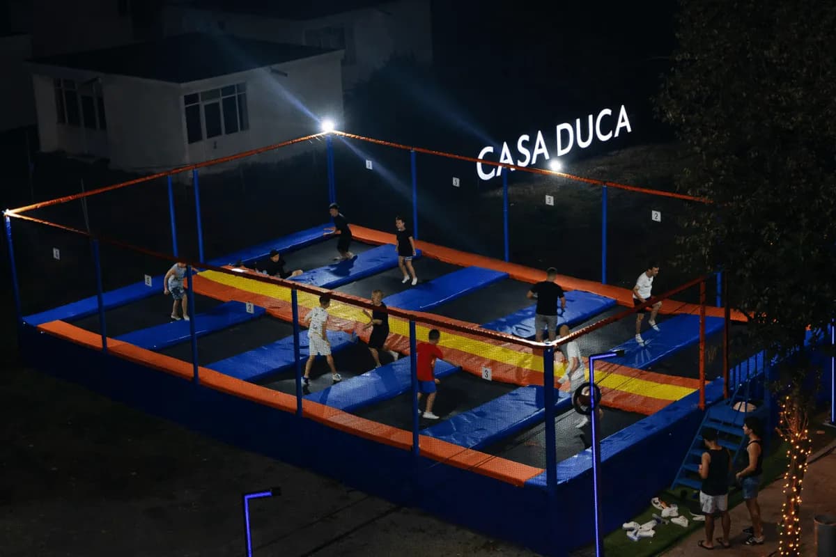Trambuline iluminate nocturn in complex tabara la mare in Costinesti