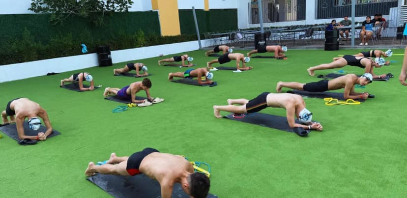 Sportivi în timpul unui antrenament de pregătire fizică la Casa Duca Costinești, în cadrul unui cantonament sportiv la mare.