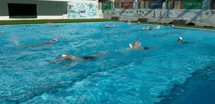 Antrenament de înot în piscina semiolimpică din incinta Casa Duca Costinești, folosită pentru cantonamente sportive la mare.