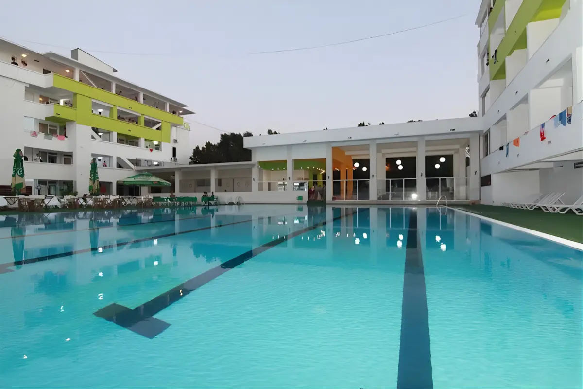 Complex de cazare grupuri în Costinești cu piscină și clădiri moderne în aceeași incintă.