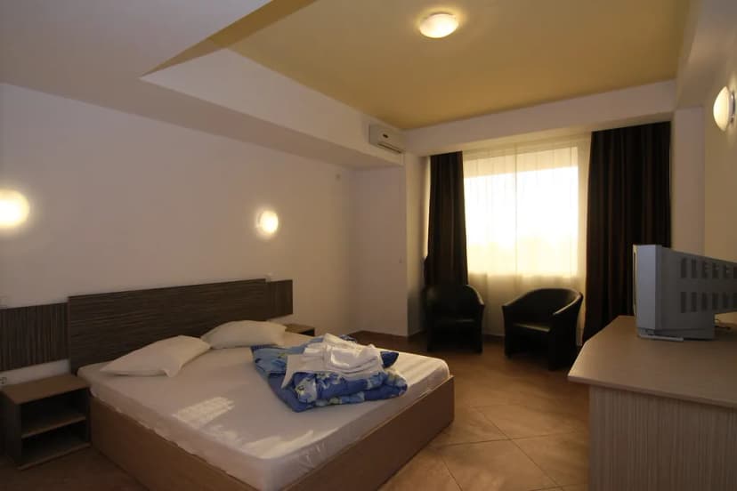 Cameră de cazare pentru elevi în complexul Casa Duca Costinești, cu paturi și baie proprie