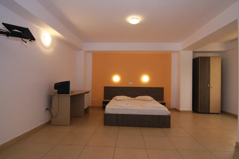 Interior cameră tabără la mare Casa Duca – mobilier funcțional pentru grupuri școlare