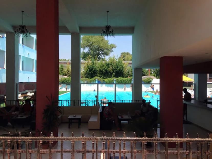 Terasă în incintă Casa Duca Costinești – servirea mesei în aer liber pentru tabere