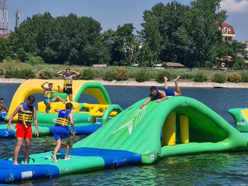 Grup de elevi la tabăra de vară Casa Duca Costinești – activități organizate la mare