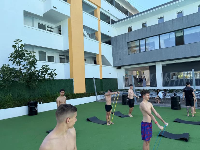 Teren de fotbal cu gazon sintetic în incinta complexului Casa Duca Costinești